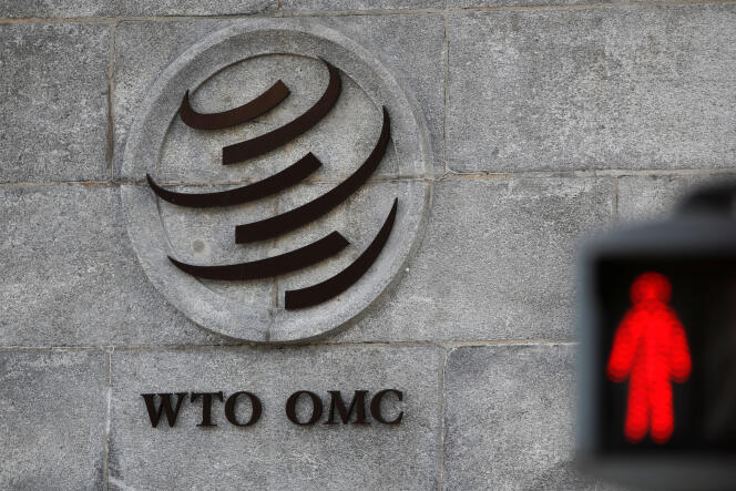 Devant le siège de l’Organisation mondiale du commerce (OMC), à Genève (Suisse), le 2 octobre.