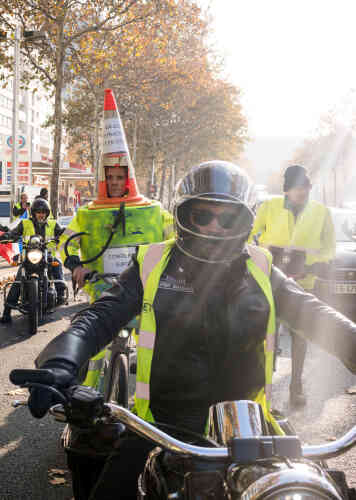 A Paris, rassemblement de « gilets jaunes » sur le quai de Bercy. La circulation est arrêtée et les manifestants sont encerclés par la police.