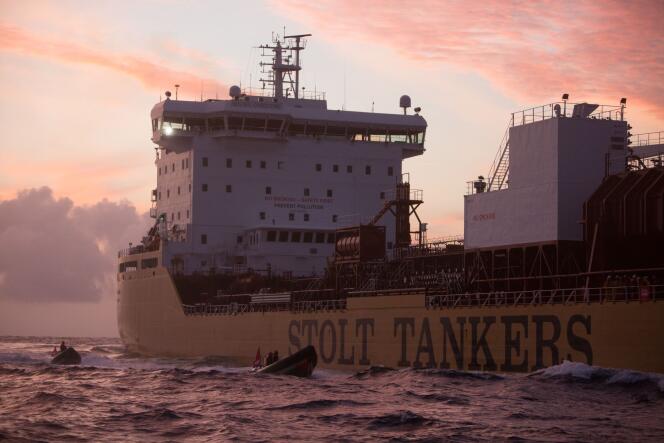 Six militants de Greenpeace sont montés, samedi 17 novembre, à bord de ce navire en provenance d’Indonésie, transportant de l’huile de palme au large de l’Espagne.