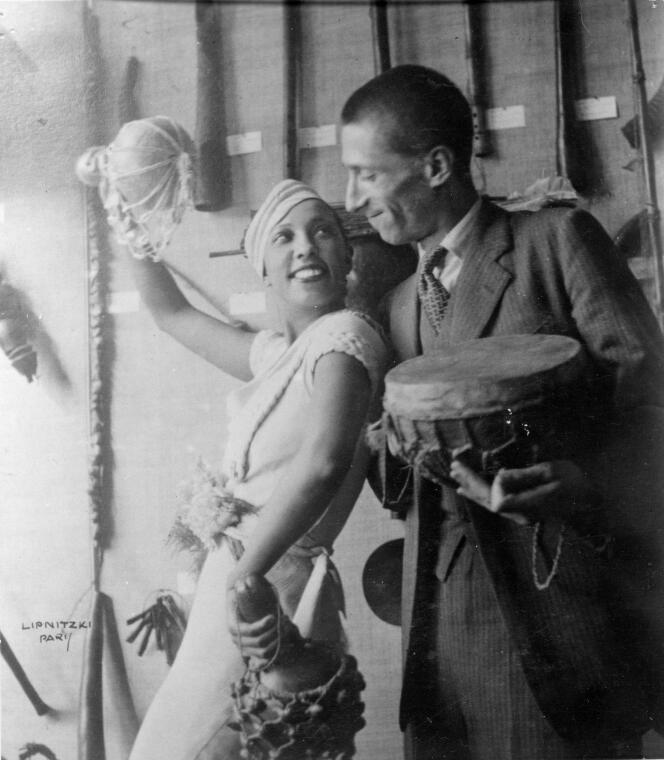 Joséphine Baker et Georges Henri Rivière devant une vitrine de l’exposition sur la mission Dakar-Djibouti au Musée d’ethnographie du Trocadéro, en 1933, photographie de Boris Lipnitzki.