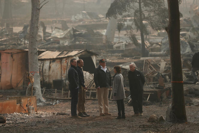 Donald Trump a constaté les ravages de l’incendie Camp Fire, samedi 17 novembre, à Paradise, en Californie.