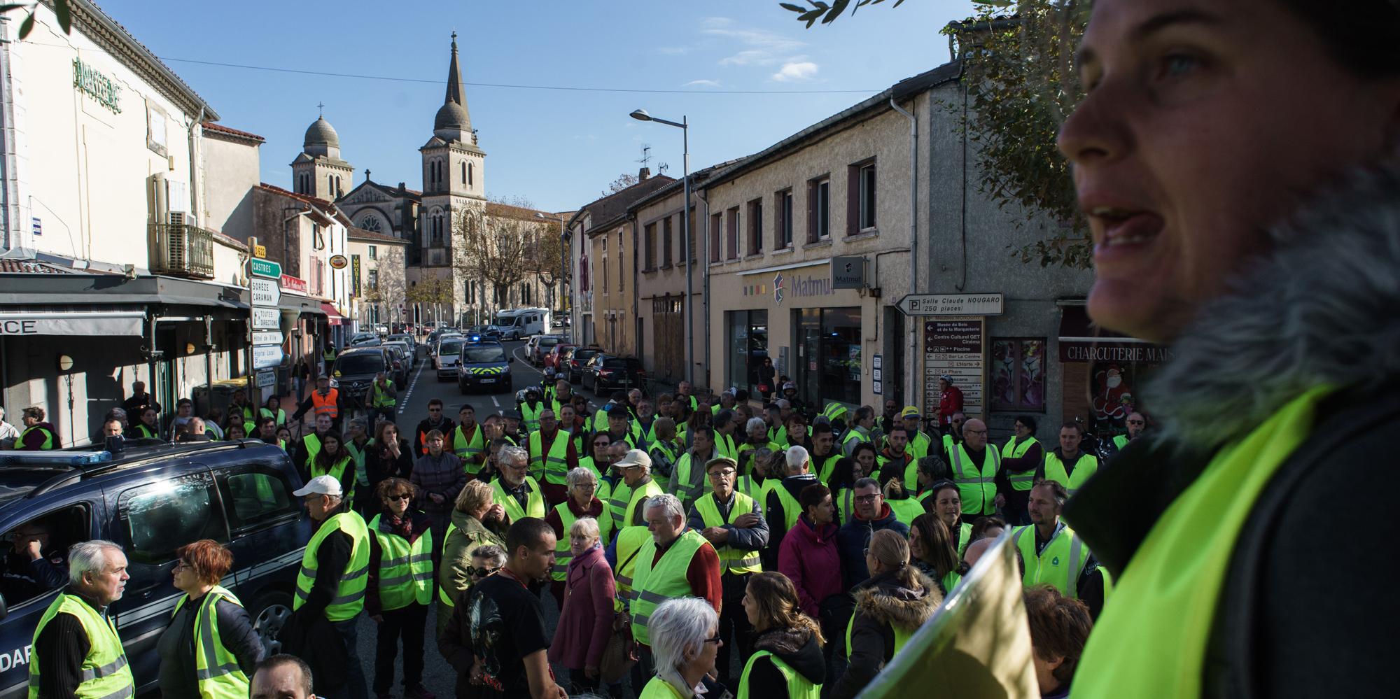 Barrage filtrant des « gilets jaunes » à Revel, Occitanie. Manifestation autour du centre ville. / Matthieu RONDEL pour Le Monde Barrage filtrant des « gilets jaunes » à Revel, Occitanie. Manifestation autour du centre ville.