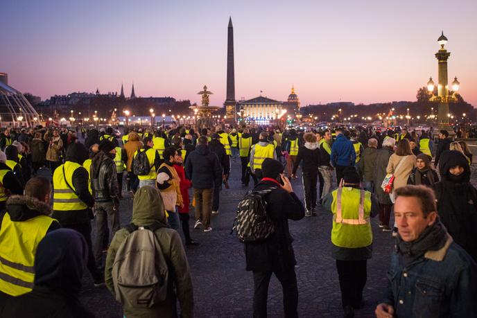 Les Gilets Jaunes Cherchent à Se Structurer Et Appellent