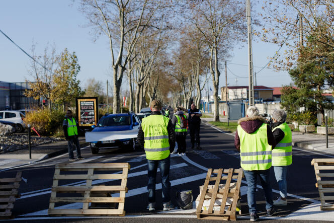 Le mouvement citoyen des « gilets jaunes » filtre la circulation sur la route principale vers Toulouse, à Revel (Haute-Garonne), le 17 novembre.