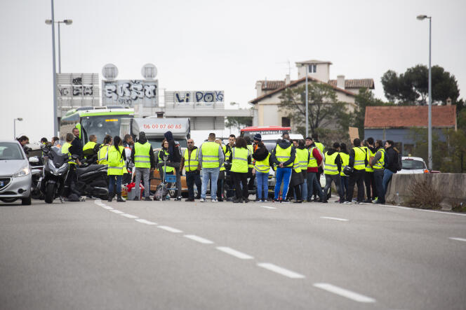 Mobilisation des « gilets jaunes » sur l'A50. Un groupe de soixante personnes filtrent les véhicules, à Marseille, le 17 novembre.