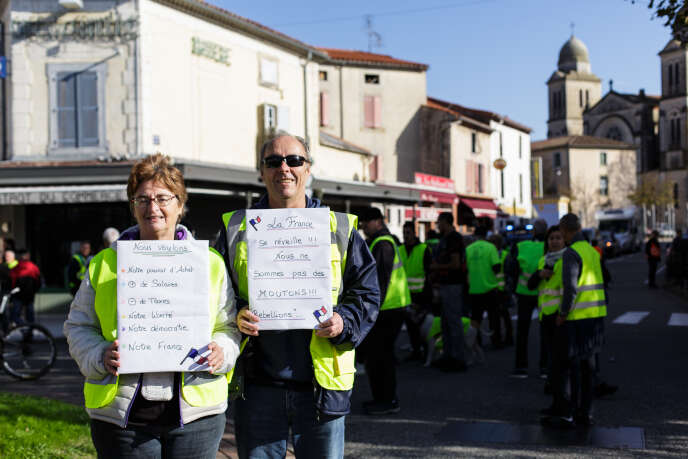 Gérard Lachal et Dominique Paitre, retraités de 68 ans, manifestent avec les « gilets jaunes » à Revel (Haute-Garonne).
