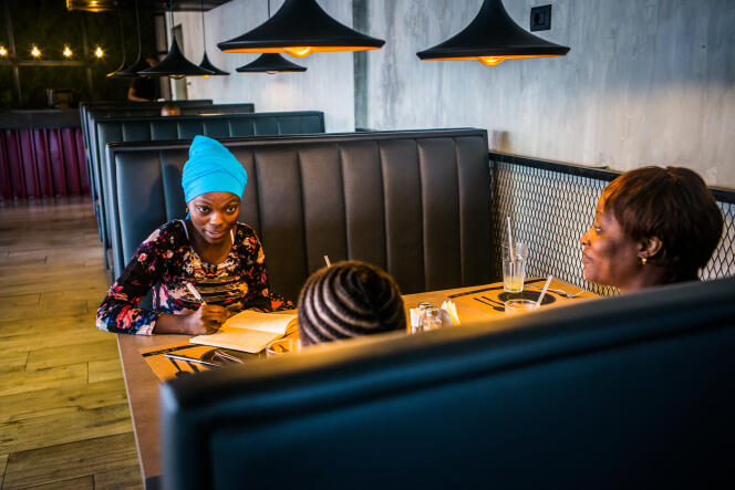 Dans un café de Conakry, en décembre 2017, la Guinéenne Hadja Idrissa Bah discute avec une adolescente et sa mère qui ont appelé au secours son Club après le viol de la jeune fille.