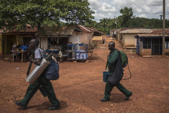 Des employés d’Anglogold Ashanti Malaria répandent de l’insecticide dans le village d’Odumase, au Ghana, le 2 mai 2018.