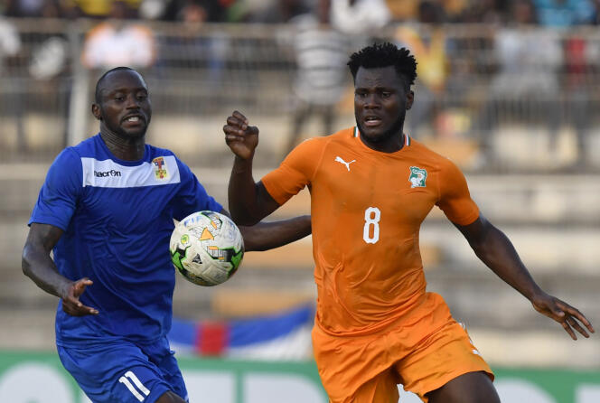 L’Ivoirien Franck Kessie (à droite) et le Centrafricain Franklin Anzite lors d’un match de qualification pour la Coupe d’Afrique des nations 2019, à Bouaké, le 12 octobre 2018.