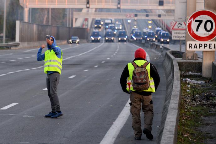 Gilets Jaunes 27 000 Manifestants En France Lundi Selon Le