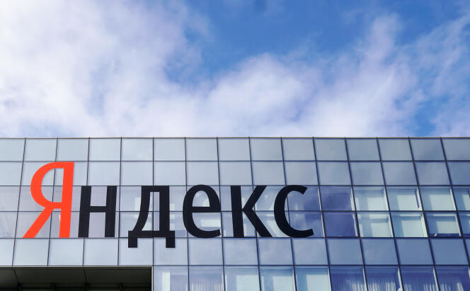 Devant le siège du moteur de recherche russe, Yandex, à Moscou, le 4 octobre.