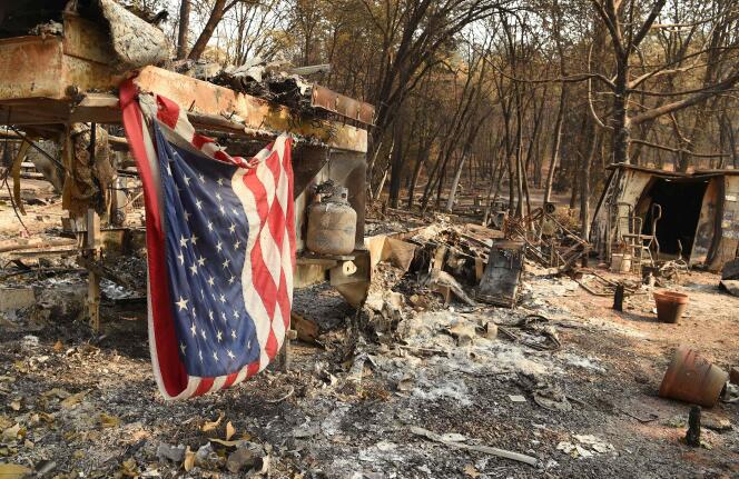 Un drapeau américain accroché à un mobile-home détruit par le « Camp Fire », à Paradise, en Californie, le 18 novembre 2018.