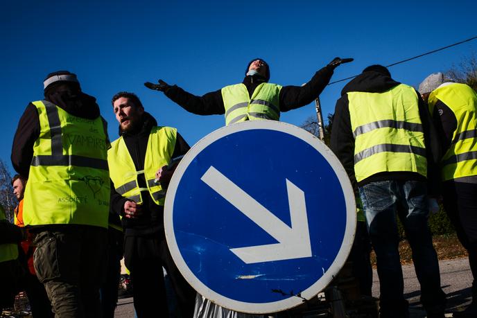 Gilets Jaunes Quel Est Lintérêt De Bloquer Des