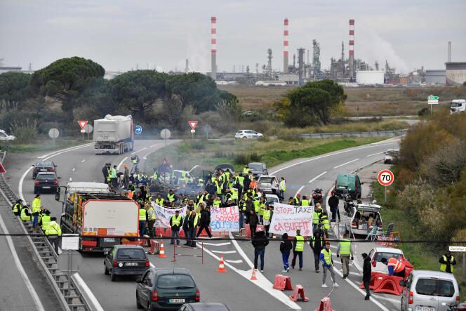 Blocage des routes par des « gilets jaunes », lundi 19 novembre,  près de la raffinerie de Fos-sur-Mer, dans les Bouches-du-Rhône.