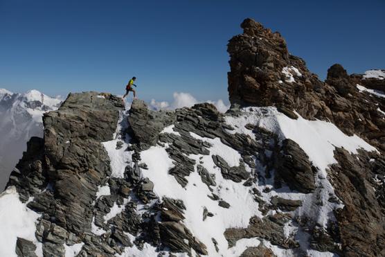 « L’alpicoureur » Kilian Jornet gravit les 82 sommets alpins de plus de ...