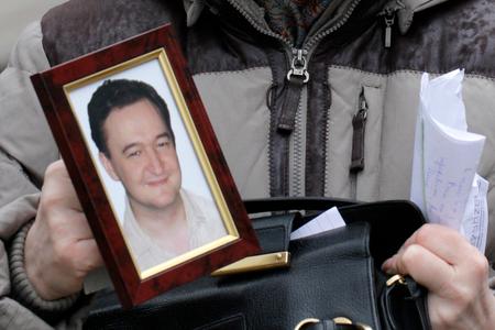 Nataliya Magnitskaya, la mère de Serguei Magnitsky, montrant une photo de son fils, le 30 novembre 2009 (AP Photo/Alexander Zemlianichenko, File)