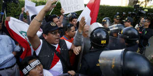 Lors d’une manifestation hostile à l’ex-président Alan Garcia, devant la résidence de l’ambassadeur de l’Uruguay au Pérou, le 18 novembre. Montevideo a finalement refusé l’asile à l’ex-chef d’Etat, poursuivi pour corruption.
