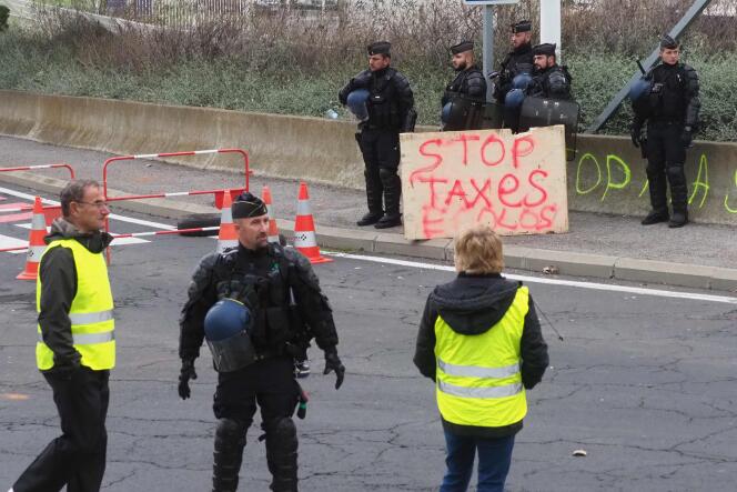 Des gendarmes dispersent des « gilets jaunes » près du dépôt de Port-la-Nouvelle, dans l’est de la France, le 20 novembre 2018.