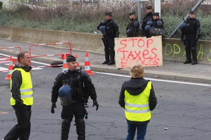 Gilets Jaunes Un Deuxième Mort Macron Appelle Au