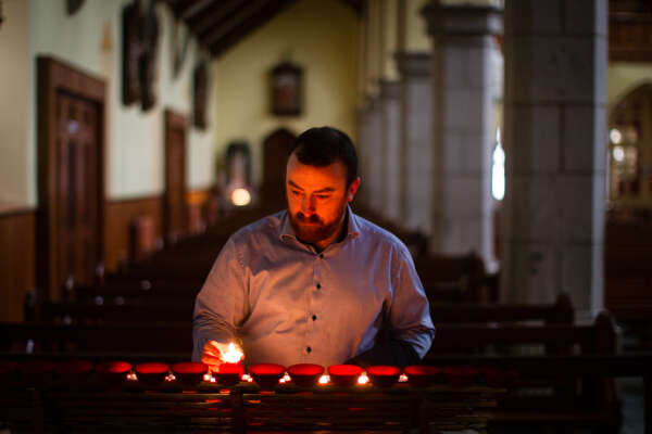 Vincent Doyle, fondateur de l’association Coping International, dans une église du comté de Roscommon, près de Knock (Irlande), le 2 novembre.