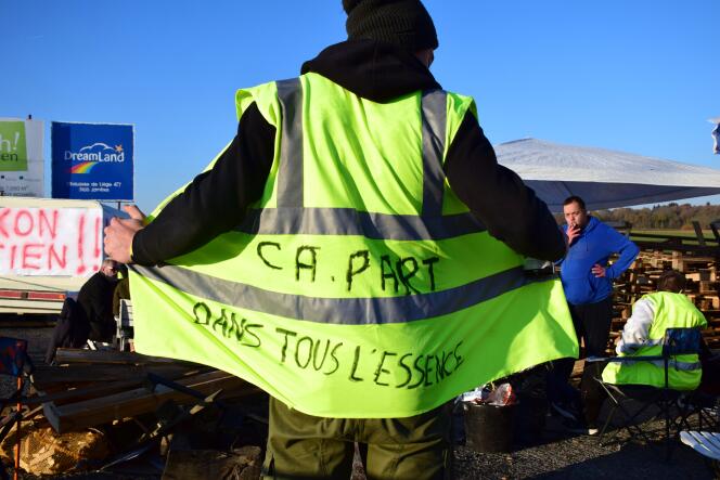 Des manifestants bloquent le dépôt de carburant ProxiFuel, à Sambreville, dans la province de Namur (Belgique), le 17 novembre.
