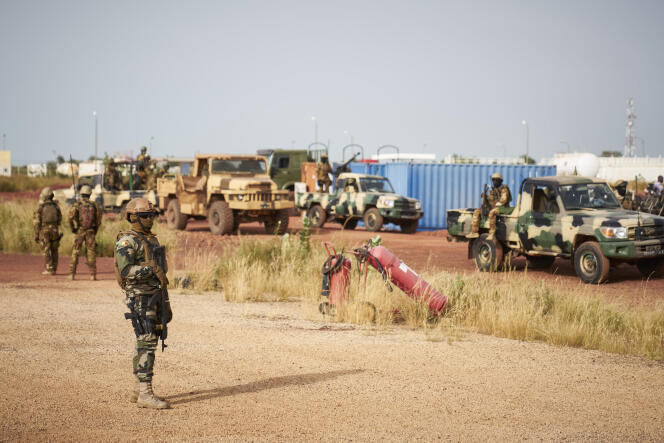Des soldats maliens à l’aéroport de Mopti, le 14 octobre 2018.
