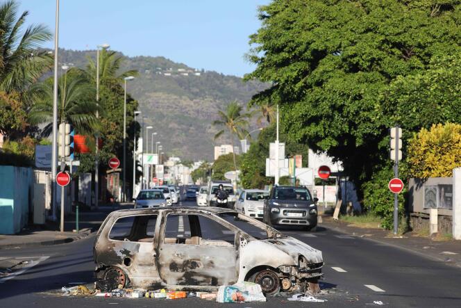 Depuis le 17 novembre, des dizaines de véhicules ont été incendiés dans plusieurs villes de La Réunion et une quinzaine de commerces ont été pillés.