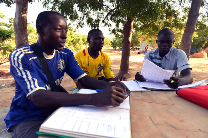 Des étudiants burkinabés sur le campus de Ouagadougou, en novembre 2014.