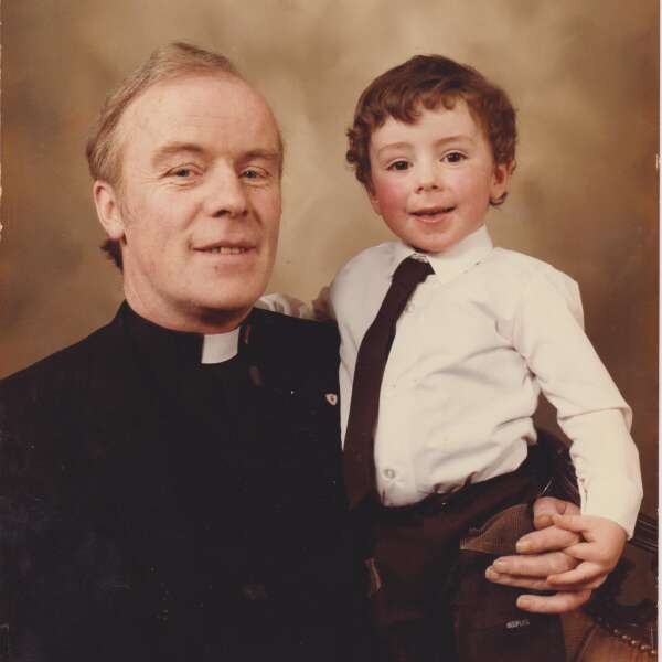 L’Irlandais Vincent Doyle, fondateur de l’association Coping International, enfant, dans les bras de son père.