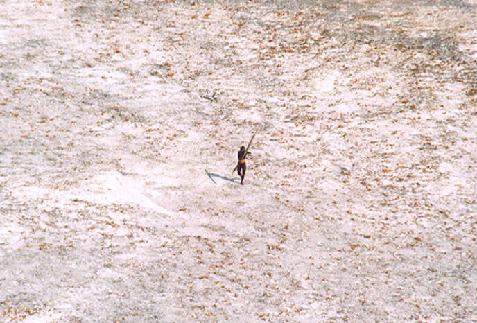 Cliché pris après le tsunamin de décembre 2004 montrant un membre de la tribu des Sentinelles essayant d’abattre un hélicoptère des gardes-côtes indiens à l’aide d’un arc et de flèches.