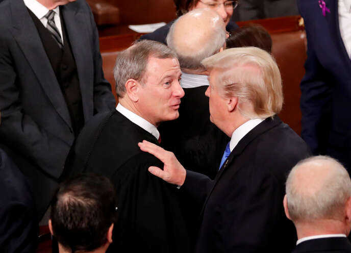 Le président américain Donald Trump et le chef de la Cour suprême américaine John Roberts, le 30 janvier 2018 au Congrès à Washington.