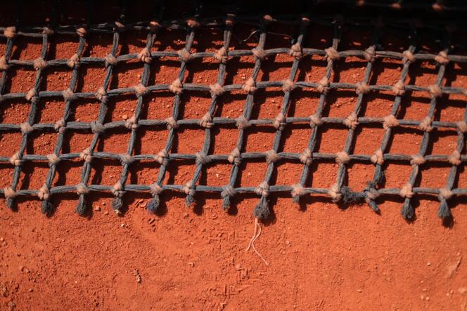 Un filet de balayage, sur la terre battue de Roland-Garros.
