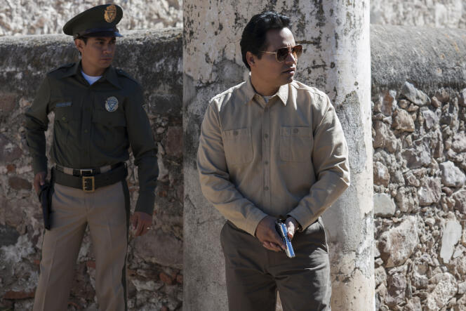 Michael Peña incarne Camarena, l’agent qui traque le narcotrafiquant Miguel Angel Félix Gallardo.