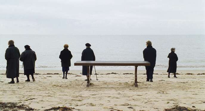 Photographies issues de la série 5 Photographies de Veuves (2005)(d’après l’installation Les Veuves de Noirmoutier).