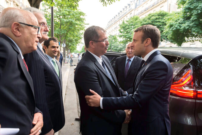 Le président du Conseil français du culte musulman, Anouar Kbibech, avec Emmanuel Macron, le 20 juin 2017.