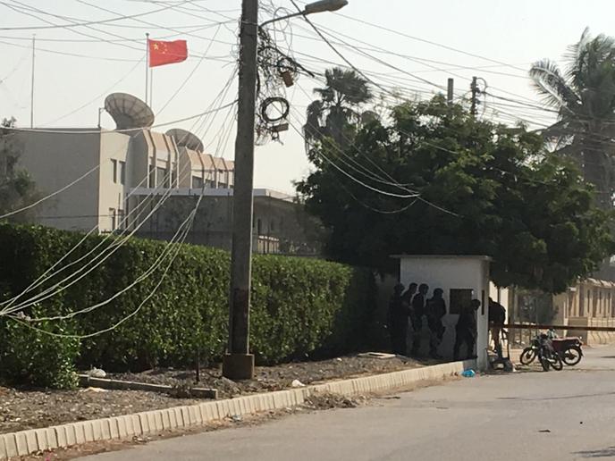 Des forces de police s’approchent du consulat de Chine à Karachi, au Pakistan, après une attaque, le 23 novembre.