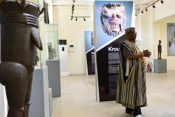 Un chef traditionnel ivoirien visite une exposition au Musée des civilisations d’Abidjan, le 22 novembre 2018.