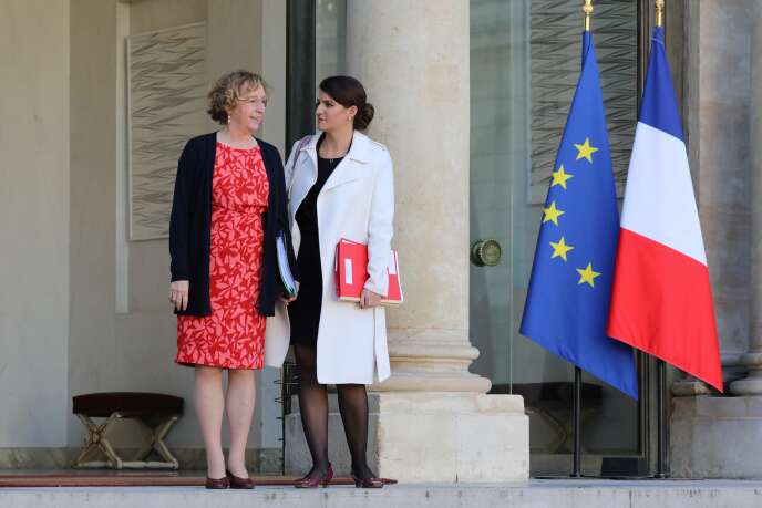 La ministre du travail,  Muriel Pénicaud (à gauche)  et la secrétaire d’Etat chargée de la lutte contre les discriminations, Marlène Schiappa, à l’Elysée, le 22 novembre 2017.
