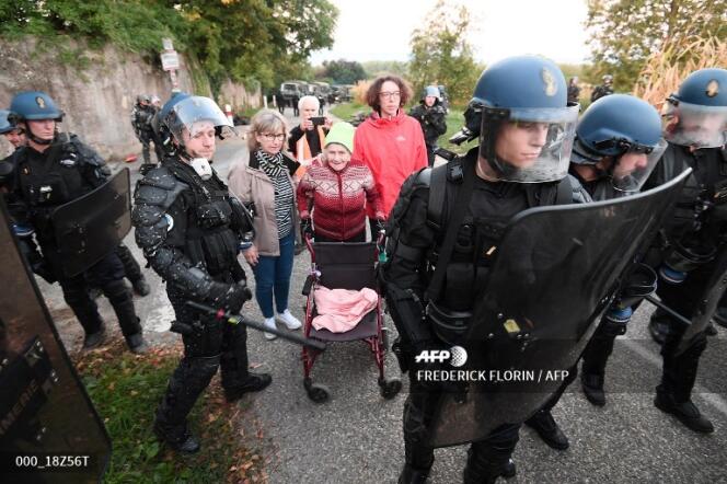 Des gendarmes mobiles prennent position après l’évacuation des occupants de la ZAD créée contre le « Grand Contournement ouest » de Strasbourg, le 10 septembre 2018 à Kolbsheim, en Alsace.