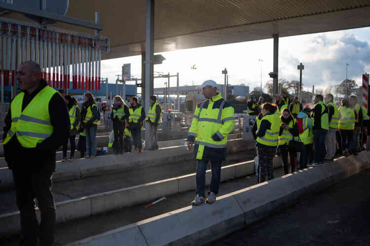Au péage de La Gravelle, sur l'autoroute A81 entre Rennes et Paris. Les « gilets jaunes » bloquent les barrières depuis le début de matinée, laissant passer gratuitement les automobilistes.