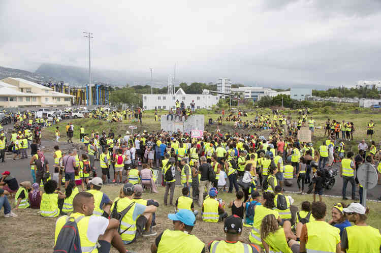 Sur l'île de la Réunion, un rassemblement de « gilets jaunes » dans la ville du Port. Les gens viennent de toute l'île et l'ambiance est festive.