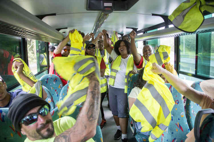 Sur l’île de la Réunion, des « gilets jaunes » de l'Est de l'île rejoignent en bus la ville du Port où se tiendra un rassemblement à la mi-journée.
