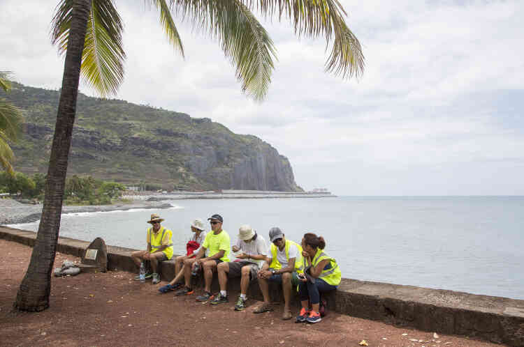 A Saint-Denis sur l'île de la Réunion, des « gilets jaunes » se rassemblent à proximité de la préfecture.