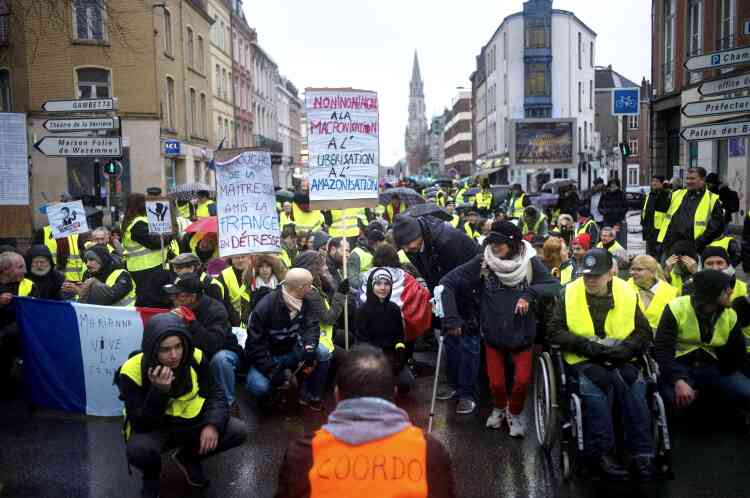 A Lille, le cortège des « gilets jaunes » défile en silence dans les rues du centre-ville.
