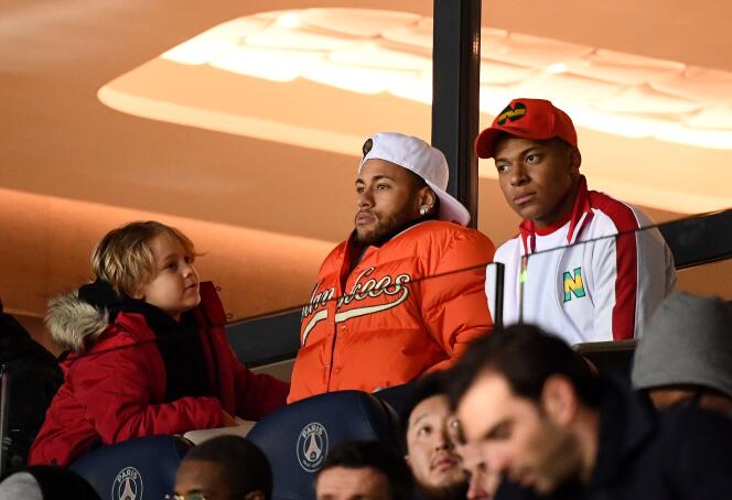 Blessés, Neymar et Kylian Mbappé ont assisté au match en tribunes.
