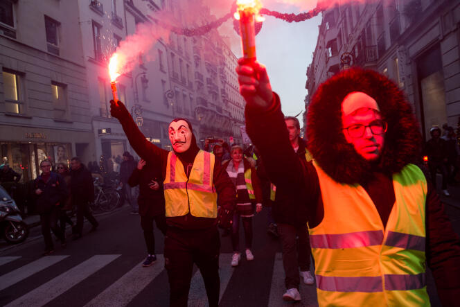Un rassemblement de « gilets jaunes » rue du Faubourg Saint-Honoré, à proximité du palais de l’Elysée, à Paris, le 17 novembre.