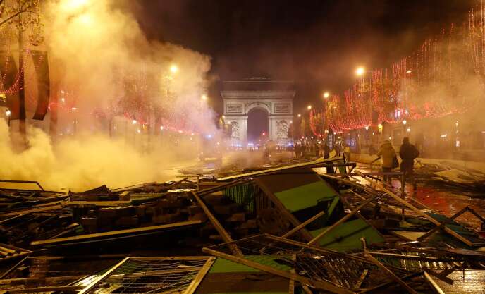 Les Champs-Elysées, après le rassemblement de « gilets jaunes » du 24 novembre à Paris.