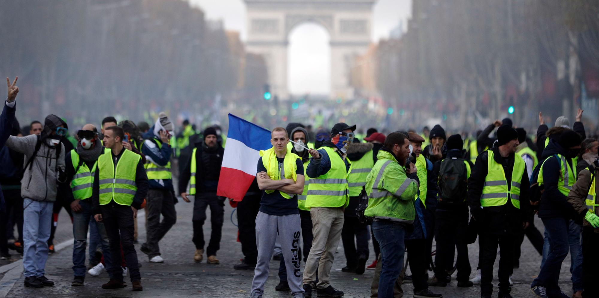 En direct des milliers de « gilets jaunes » à Paris, des blocages