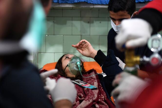 Une femme traitée en urgence dans un hôpital d’Alep (Syrie), après une possible attaque aux « gaz toxiques », le 24 novembre.