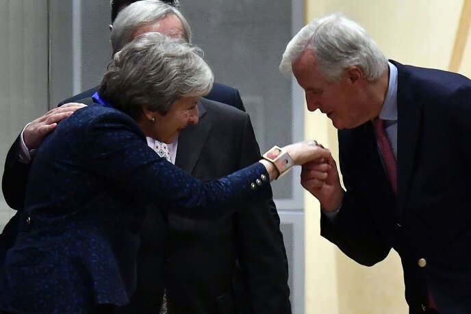 El negociador europeo Michel Barnier da la bienvenida al primer ministro británico, Theresa May, en vísperas de la firma del acuerdo Brexit en Bruselas el 24 de noviembre.
